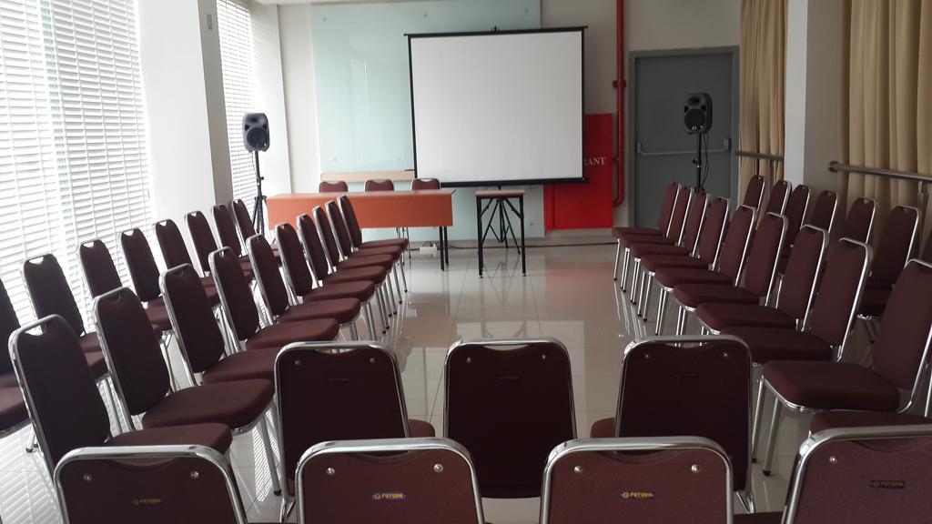 Amaris Hotel Bekasi Barat Exterior foto