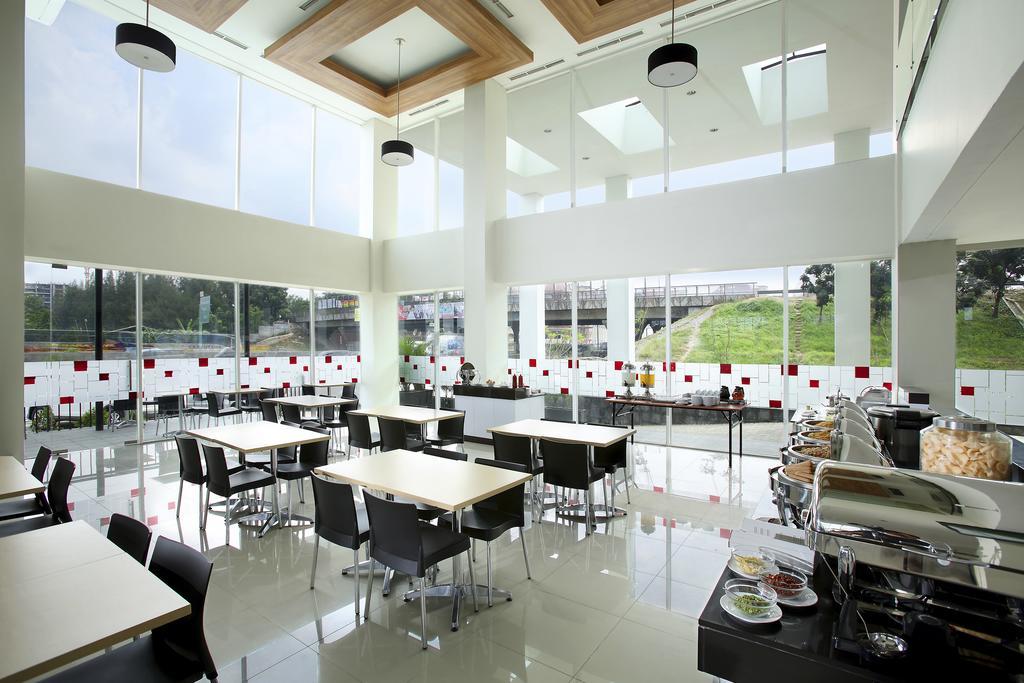 Amaris Hotel Bekasi Barat Exterior foto
