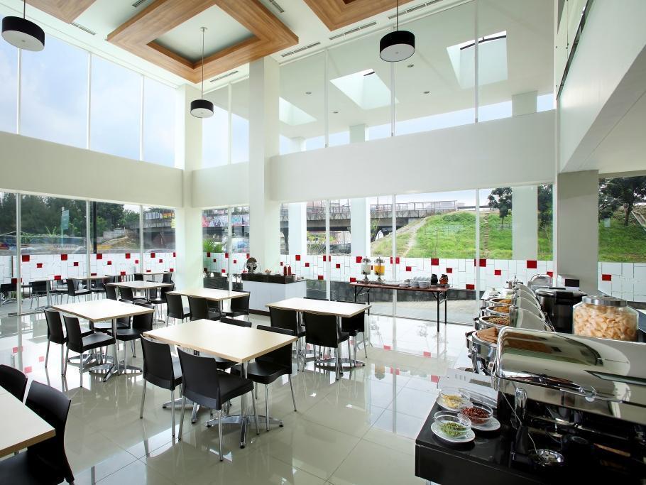 Amaris Hotel Bekasi Barat Exterior foto